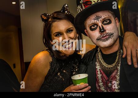 Freunde in Kostümen auf der Halloween Party verkleidet, Kostüme mit Gesichtsbemalung sehen unheimlich aus Stockfoto