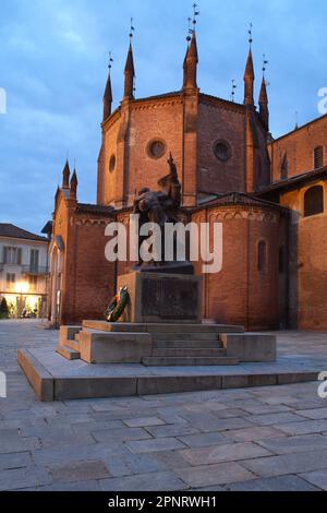 Chieri, Piemont/Italien. Die romanisch-gotische Kathedrale der Stadt oder Collegiata di Santa Maria della Scala. Stockfoto