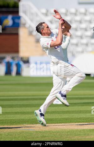 NORTHAMPTON, ENGLAND - 20 2023. April : Chris Tremain von Northamptonshire Tag 1 des LV= Insurance County Championship Match zwischen Northamptonshire und Hampshire auf dem County Ground in Northampton, England. Stockfoto