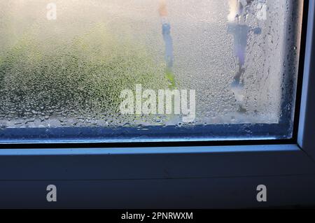 Beschlagen von metallischen Kunststofffenstern durch Kühlung und hohe Luftfeuchtigkeit Stockfoto