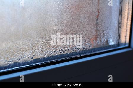Beschlagen von metallischen Kunststofffenstern durch Kühlung und hohe Luftfeuchtigkeit Stockfoto