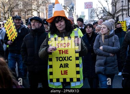 Stoppt den Ulez-Protest vor der Downing Street im Februar 2023 durch eine kleine Gruppe von Demonstranten Stockfoto