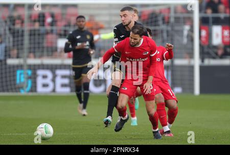 Alkmaar, Niederlande. 20. April 2023. Anderlechts Zeno Debast und Pantelis Hatzidiakos von AZ kämpfen um den Ball während eines Fußballspiels zwischen dem niederländischen AZ Alkmaar und dem belgischen RSC Anderlecht, Donnerstag, den 20. April 2023 in Alkmaar, Niederlande, der Rückkehr des Viertelfinals des Wettbewerbs der UEFA Europa Conference League. Die erste Etappe endete mit einem Sieg von 2-0 für RSCA. BELGA PHOTO VIRGINIE LEFOUR Kredit: Belga News Agency/Alamy Live News Stockfoto