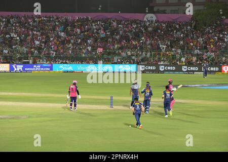 Jaipur, Indien, 19. April 2023: Lucknow Super Giants-Spieler feiern ein Wicket während des Cricket-Spiels der Indian Premier League (IPL) Twenty20 zwischen Lucknow Super Giants und Rajasthan Royals im Sawai Mansingh Stadium in Jaipur. Kredit: Sumit Saraswat/Alamy Live News Stockfoto