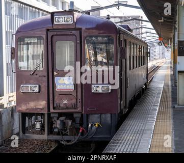 Ein Einzelzug der Watarase Keikoku Railway am Bahnhof Kiryu in der Präfektur Gunma, Japan. Stockfoto