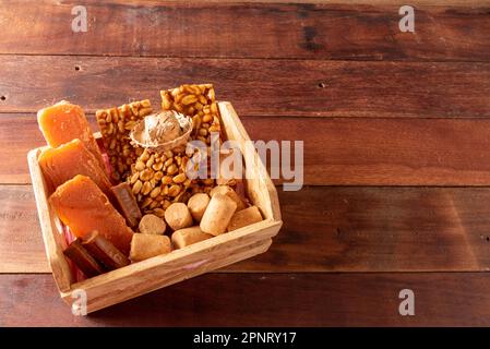 Holztisch mit typisch brasilianischen Festa Junina Speisen Stockfoto