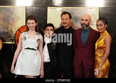 (Links-rechts) Alexander Molony, Ever Anderson, Jude Law, David Lowery und Yara Shahidi nehmen an der Weltpremiere von Peter Pan & Wendy im Curzon Mayfair in London Teil. Foto: Donnerstag, 20. April 2023. Stockfoto