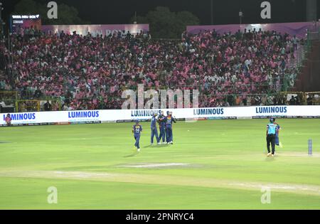 Jaipur, Indien, 19. April 2023: Lucknow Super Giants-Spieler feiern ein Wicket während des Cricket-Spiels der Indian Premier League (IPL) Twenty20 zwischen Lucknow Super Giants und Rajasthan Royals im Sawai Mansingh Stadium in Jaipur. Kredit: Sumit Saraswat/Alamy Live News Stockfoto