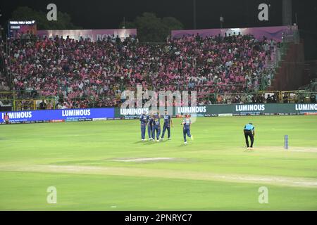 Jaipur, Indien, 19. April 2023: Lucknow Super Giants-Spieler feiern ein Wicket während des Cricket-Spiels der Indian Premier League (IPL) Twenty20 zwischen Lucknow Super Giants und Rajasthan Royals im Sawai Mansingh Stadium in Jaipur. Kredit: Sumit Saraswat/Alamy Live News Stockfoto