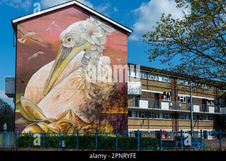 Pompeji Pelican, Straßenkunst. Curtis Hyltons kommission für Angmering House for We Shine ist eine Hommage an die Flora und Fauna der Küstenstadt. Stockfoto