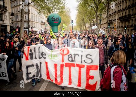 Gerard Cambon / Le Pictorium - Protest gegen das Rentengesetz april 20 2023 - 20/4/2023 - Frankreich / Paris / Paris - Demonstration gegen die MEDEF zum Protest gegen die Rentenreform am 20. April 2023 Stockfoto