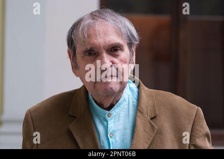 Madrid, Spanien. 20. April 2023. Der venezolanische Schriftsteller Rafael Cadenas, Gewinner des Cervantes-Preises 2022, fand am 20. April 2023 auf einer Pressekonferenz im Hauptquartier der spanischen Nationalbibliothek in Madrid statt. Am 17. April begannen die Aktivitäten des Ministeriums für Kultur und Sport für die Cervantes Week, die zum Gedenken an den Weltbuch- und Urheberrechtstag stattfindet. In diesem Jahr wird der venezolanische Dichter Rafael Cadenas den Cervantes-Preis 2022 am Montag, den 24. April, erhalten. (Foto: Oscar Gonzalez/NurPhoto) Guthaben: NurPhoto SRL/Alamy Live News Stockfoto