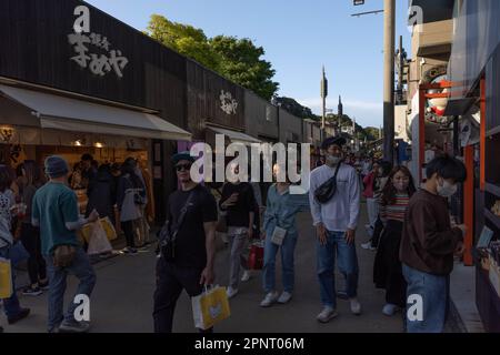 Kamakura, Kanagawa, Japan. 16. April 2023. Touristen und Einheimische gehen durch die Komachi Straße in Kamakura. Nach dreieinhalb Jahren Covid-19-Pandemie sind internationale Touristen nach Japan und seinen berühmten Reisezielen zurückgekehrt. (Kreditbild: © Stanislav Kogiku/SOPA Images via ZUMA Press Wire) NUR REDAKTIONELLE VERWENDUNG! Nicht für den kommerziellen GEBRAUCH! Stockfoto