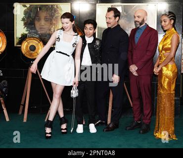 (Links-rechts) Ever Anderson, Alexander Molony, Jude Law, David Lowery und Yara Shahidi, die an der Weltpremiere von Peter Pan & Wendy im Curzon Mayfair in London teilnehmen. Foto: Donnerstag, 20. April 2023. Stockfoto