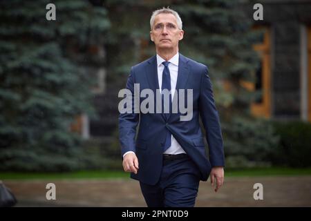 Kiew, Ukraine. 20. April 2023. NATO-Generalsekretär Jens Stoltenberg trifft den ukrainischen Präsidenten Wolodymyr Zelenskyy am 20. April 2023 im Mariinsky-Palast in Kiew, Ukraine. Kredit: Pool Photo/Pressestelle Des Ukrainischen Präsidenten/Alamy Live News Stockfoto