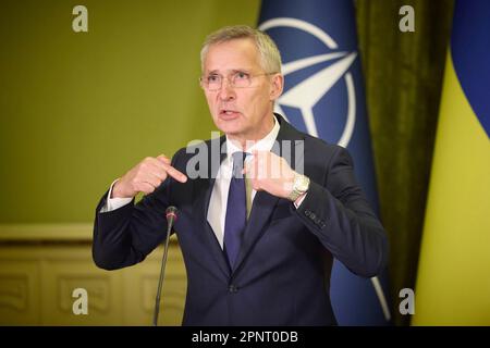 Kiew, Ukraine. 20. April 2023. NATO-Generalsekretär Jens Stoltenberg, Left, beantwortet eine Frage auf einer gemeinsamen Pressekonferenz, die vom ukrainischen Präsidenten Wolodymyr Zelenskyy am 20. April 2023 im Mariinsky-Palast in Kiew (Ukraine) ausgerichtet wurde. Kredit: Pool Photo/Pressestelle Des Ukrainischen Präsidenten/Alamy Live News Stockfoto