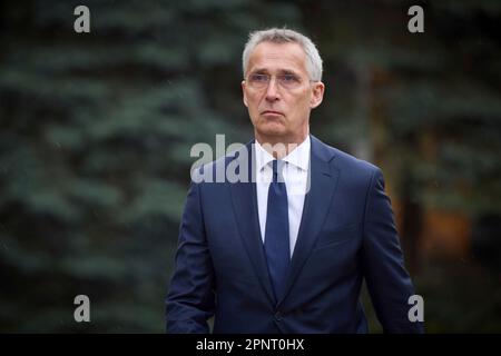 Kiew, Ukraine. 20. April 2023. NATO-Generalsekretär Jens Stoltenberg trifft den ukrainischen Präsidenten Wolodymyr Zelenskyy am 20. April 2023 im Mariinsky-Palast in Kiew, Ukraine. Kredit: Pool Photo/Pressestelle Des Ukrainischen Präsidenten/Alamy Live News Stockfoto