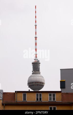 Der Berliner Fernsehturm oder Fernsehturm Berlin ( erscheint hinter Wohnungen in Berlin) (Englisch: Berliner Fernsehturm) ist der höchste Fernsehturm in Berlin Stockfoto