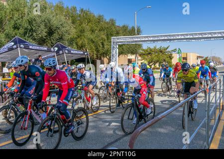 Victorville, CA, USA – 26. März 2023: Der Beginn des Straßenradrennens für Männer, das von Majestic Cycling in Victorville, Kalifornien, veranstaltet wird. Stockfoto