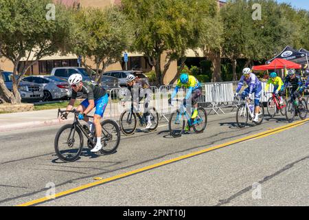 Victorville, Kalifornien, USA – 26. März 2023: Gruppe von Männern an einem Radrennen von Majestic Cycling in Victorville, Kalifornien. Stockfoto