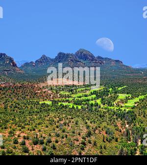 Mond über den Bergen rund um Sedona Arizona Stockfoto