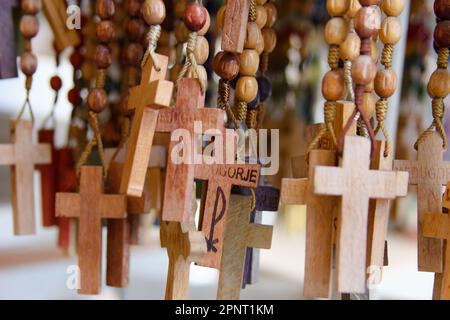 Rosenkranz in einem Souvenirladen in Medjugorje, Bosnien und Herzegowina. Stockfoto