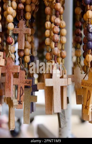 Rosenkranz in einem Souvenirladen in Medjugorje, Bosnien und Herzegowina. Stockfoto