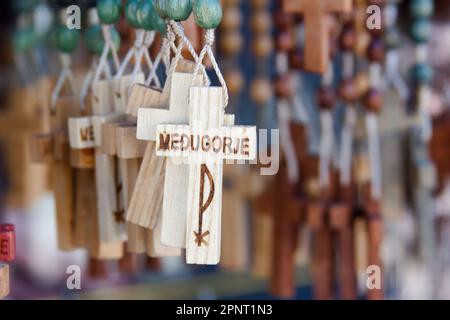 Rosenkranz in einem Souvenirladen in Medjugorje, Bosnien und Herzegowina. Stockfoto