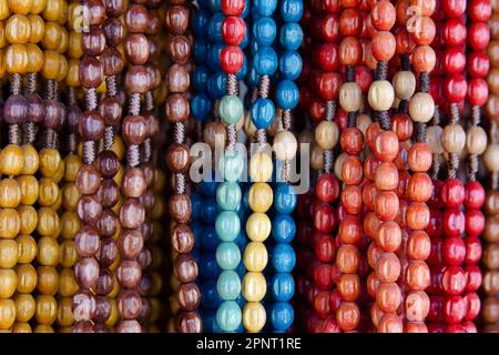 Rosenkranz in einem Souvenirladen in Medjugorje, Bosnien und Herzegowina. Stockfoto