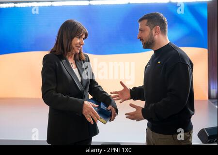 Kiew, Ukraine. 20. April 2023. Der ukrainische Präsident Volodymyr Zelenskyy überreicht den Preis der Erlöserstadt an die Pariser Bürgermeisterin Anne Hidalgo, Left, während des Internationalen Gipfels der Städte und Regionen am 20. April 2023 in Kiew, Ukraine. Kredit: Pool Photo/Pressestelle Des Ukrainischen Präsidenten/Alamy Live News Stockfoto