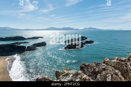 Blick aufs Meer von Llanddwyn Island, Anglesey, North wales, Großbritannien. Aufgenommen am 3. April 2023. Stockfoto