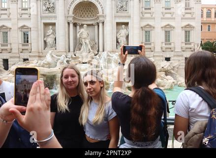 Rom, Italien. 20. April 2023. Barrieren umgeben den Trevi-Brunnen im Hinblick auf die Ankunft der Fans Feyenoords für das Fußballspiel mit dem FC Rom, Rom, Italien, am 20 2023. April verwüsteten 2015 Hooligans der niederländischen Mannschaft den La Barcaccia-Brunnen auf der Spanischen Treppe und verursachten schwere Schäden. (Foto: Elisa Gestri/Sipa USA) Kredit: SIPA USA/Alamy Live News Stockfoto