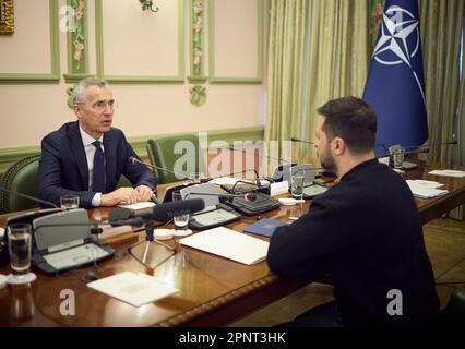 Kiew, Ukraine. 20. April 2023. Der ukrainische Präsident Volodymyr Zelensky (R) trifft am 20. April 2023 in Kiew, Ukraine, mit dem NATO-Generalsekretär Jens Stoltenberg zusammen. Der NATO-Generalsekretär besucht die Ukraine zum ersten Mal seit der russischen Invasion im letzten Jahr. Foto: Pressestelle des ukrainischen Präsidenten/UPI. Kredit: UPI/Alamy Live News Stockfoto