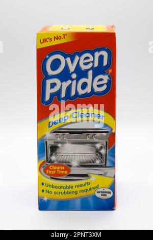 Irvine, Schottland, Großbritannien - 02. Februar 2023: Tiefenreiniger mit der Marke Ofen Pride für Öfen in recycelbarer Box und Kunststoffflasche. Stockfoto