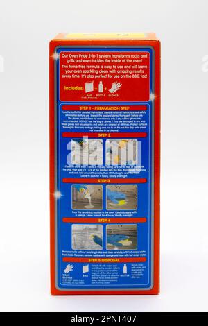 Irvine, Schottland, Großbritannien - 02. Februar 2023: Tiefenreiniger mit der Marke Ofen Pride für Öfen in recycelbarer Box und Kunststoffflasche. Seitenbeschriftung mit Dange Stockfoto