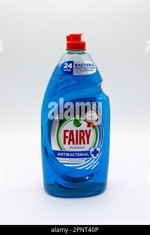 Irvine, Schottland, Großbritannien - 02. Februar 2023: Antibakterieller Geschirrspülreiniger mit Feen-Emblem in einer Kunststoffflasche und -Kappe und auf weißem Hintergrund. Stockfoto