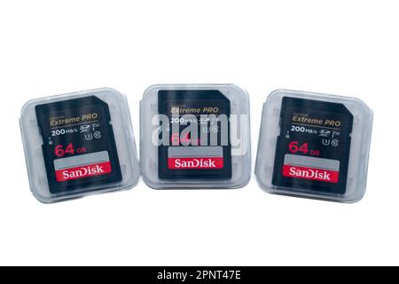 Irvine, Schottland, Großbritannien – 18. März 2023: Drei SanDisk Extreme Pro SDXC UHS-1 64GB-Karten in den Schutzhüllen Stockfoto
