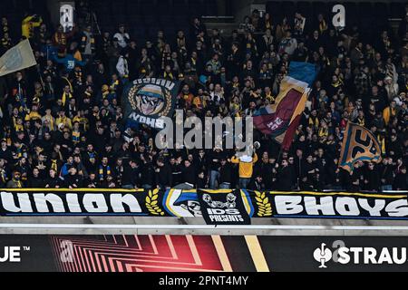 Anderlecht, Belgien. 20. April 2023. Fußball: Europa League, Union St. Gilloise - Bayer Leverkusen, K.o.-Runde, Viertelfinale, zweite Etappe im Lotto Park, Union St. Gilloise-Fans sind vor dem Spiel auf der Tribüne. Kredit: Federico Gambarini/dpa/Alamy Live News Stockfoto