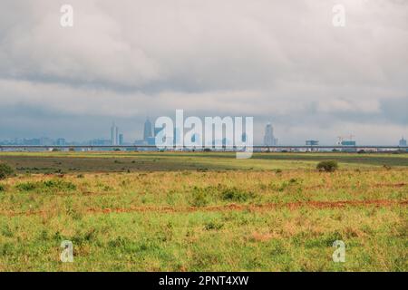 Die Skyline von Nairobi aus dem Nairobi Nationalpark, Kenia Stockfoto