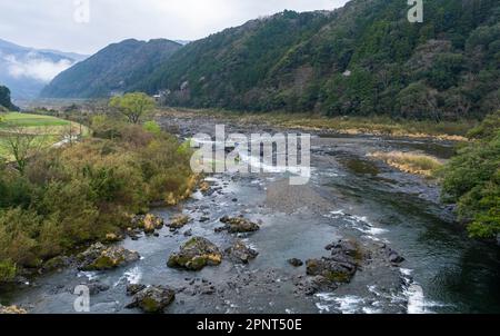 Der Shimanto River in der Präfektur Kochi, Japan, aus einem Zug der JR Shikoku Yodo Line. Stockfoto