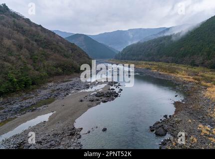 Der Shimanto River in der Präfektur Kochi, Japan, aus einem Zug der JR Shikoku Yodo Line. Stockfoto