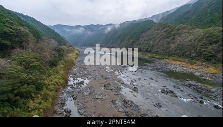 Der Shimanto River in der Präfektur Kochi, Japan, aus einem Zug der JR Shikoku Yodo Line. Stockfoto