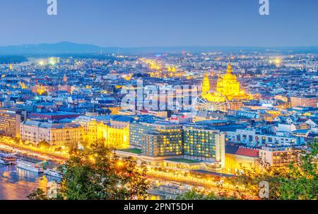 Stadtbild von Pest, Zentrum von Budapest, Ungarn zur Abenddämmerung. Stockfoto