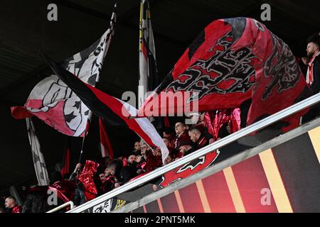 Anderlecht, Belgien. 20. April 2023. Fußball: Europa League, Union St. Gilloise - Bayer Leverkusen, K.o.-Runde, Viertelfinale, zweite Etappe im Lotto Park, Leverkusen-Fans winken vor dem Spiel auf der Tribüne Flaggen. Kredit: Federico Gambarini/dpa/Alamy Live News Stockfoto