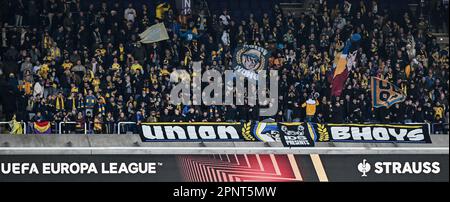 Anderlecht, Belgien. 20. April 2023. Fußball: Europa League, Union St. Gilloise - Bayer Leverkusen, K.o.-Runde, Viertelfinale, zweite Etappe im Lotto Park, Union St. Gilloise-Fans sind vor dem Spiel auf der Tribüne. Kredit: Federico Gambarini/dpa/Alamy Live News Stockfoto