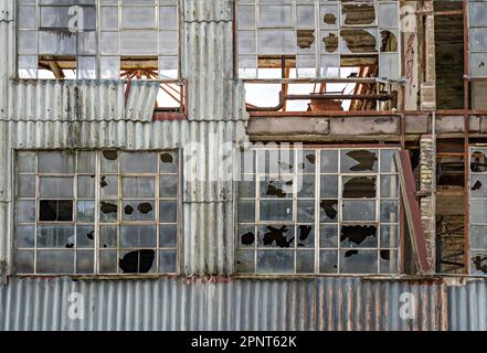 Industriebaumhülle mit kaputten Fenstern Stockfoto