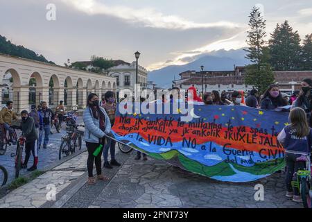 Am 24. September 2021 gehen einhundert Menschen mit Radfahrern zu Fuß, um eine Stellungnahme im städtischen Palast in San Cristóbal de Las Casas, Chiapas, Mexiko, zu lesen. Der Protest wurde organisiert, nachdem die Zapatistenarmee der nationalen Befreiung (EZLN) gewarnt hatte, dass Chiapas aufgrund der Untätigkeit der Regierung am Rande eines Bürgerkriegs stünde. (Marissa Revilla/Global Press Journal) Stockfoto