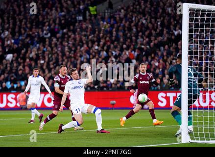 KAA Gents Hugo Cuypers versucht, während des Viertelfinalspiels der UEFA Europa Conference League in der zweiten Etappe im London Stadium, London, ein Tor zu schießen. Foto: Donnerstag, 20. April 2023. Stockfoto