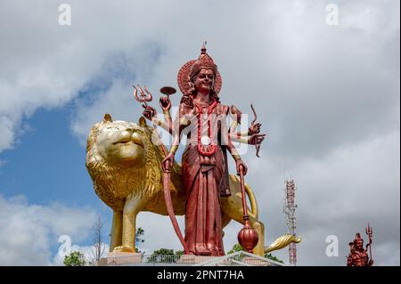 Murti von Durga Maa, Mutter Göttin Durga, mit goldenem Löwen am Eingang zum Ganga Talao Tempel in Grand Bassin, Mauritius, Afrika Stockfoto