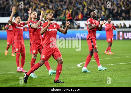 Anderlecht, Belgien. 20. April 2023. Fußball: Europa League, Union St. Gilloise - Bayer Leverkusen, Knockout-Runde, Viertelfinale, zweite Etappe im Lotto Park. Leverkusen-Spieler feiern vor dem Spiel mit Fans. Kredit: Federico Gambarini/dpa/Alamy Live News Stockfoto